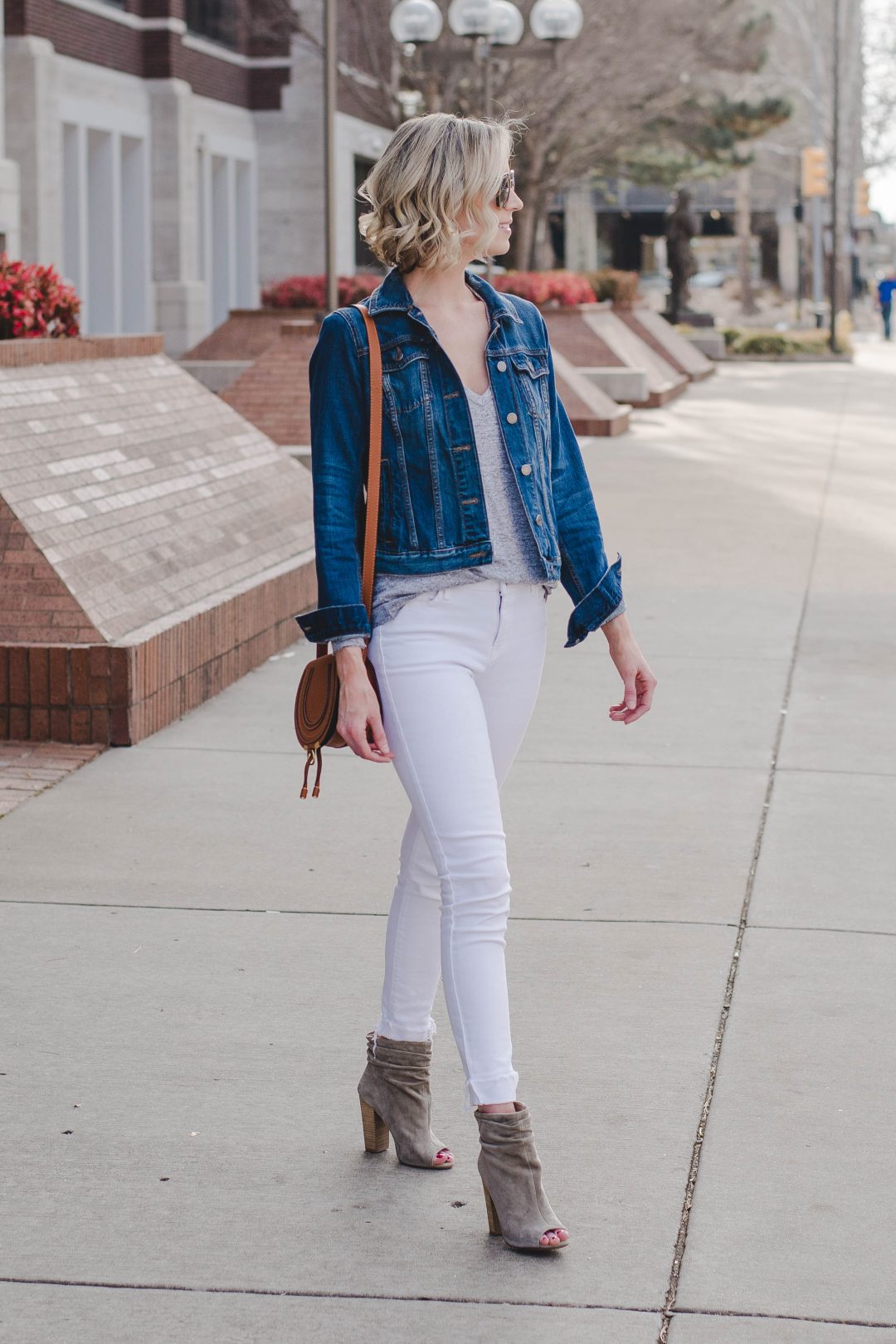 7 Ways to Wear White Jeans - 17 Outfit Examples! - Straight A Style
