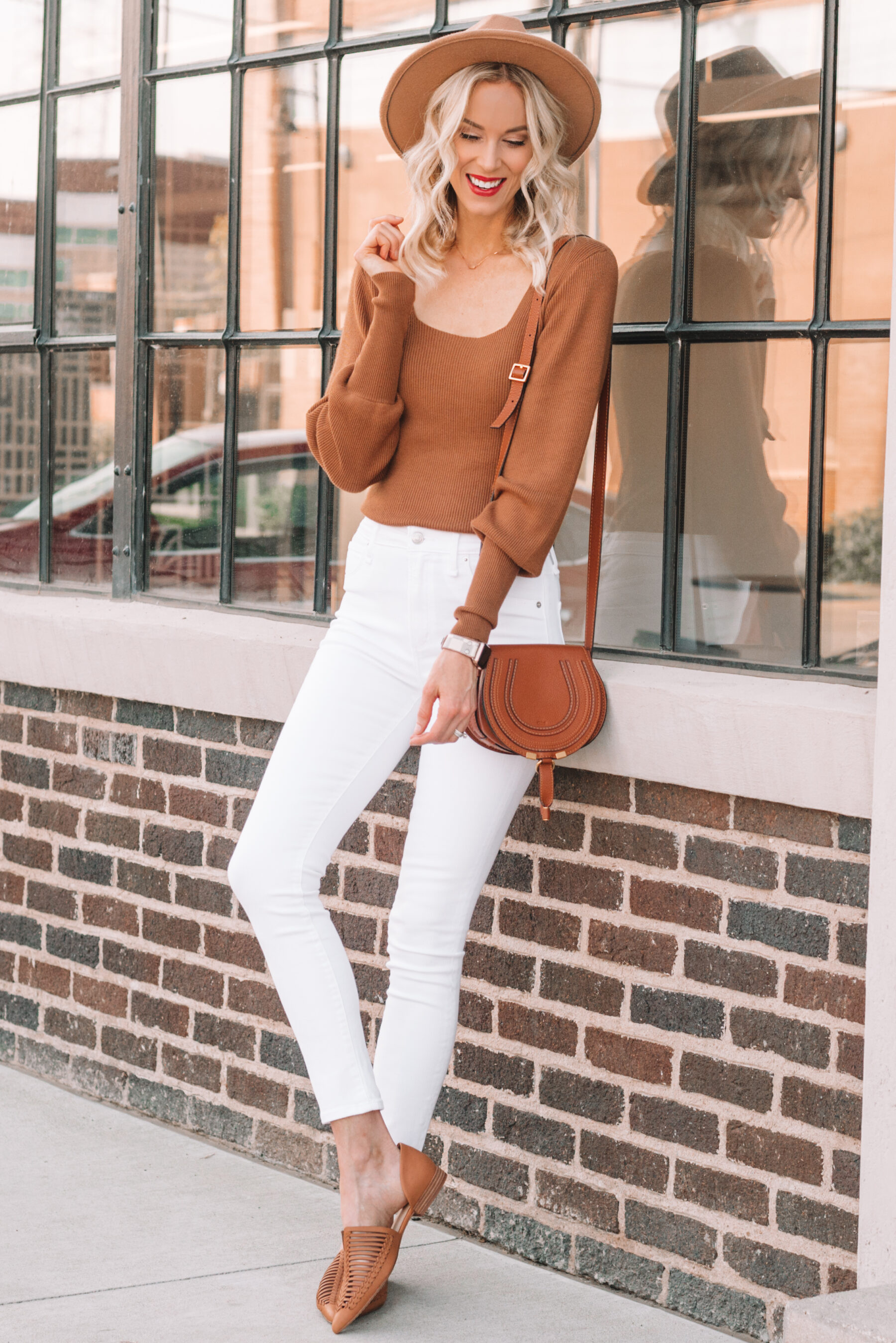 Fall fashion: brown sweater and white jeans  White jeans fall, White jeans  outfit fall, Fall workwear