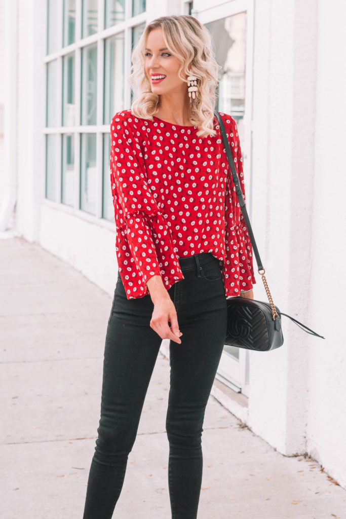 red floral print blouse with black skinny jeans