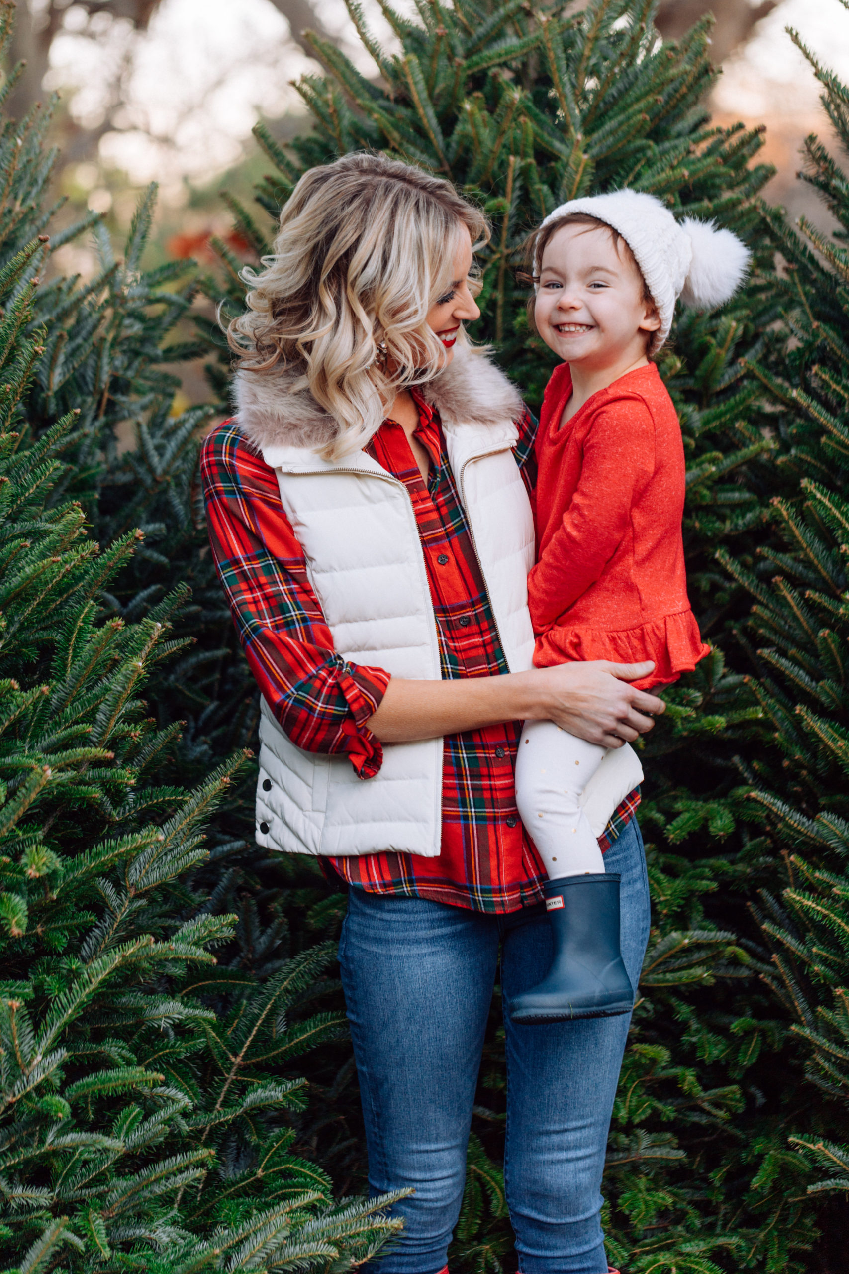 What to Wear for Family Christmas Tree Farm Photos - Straight A Style