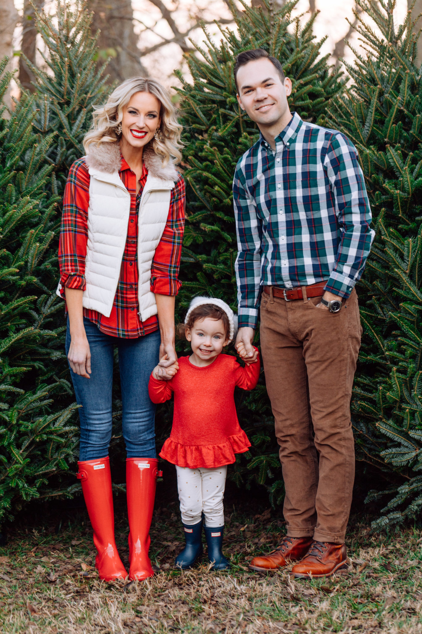 What to Wear for Family Christmas Tree Farm Photos - Straight A Style
