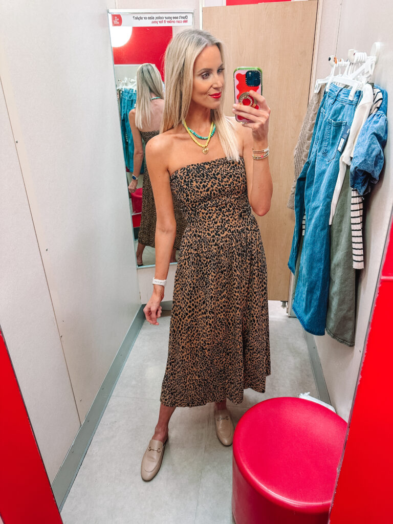 I am obsessed with this sleeveless leopard dress!